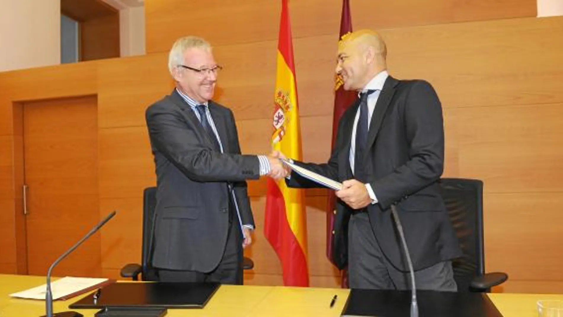 El presidente de la Región de Murcia, Ramón Luis Valcárcel, y el secretario de Estado de Comercio, Jaime García Legaz, ayer durante la firma del protocolo de colaboración