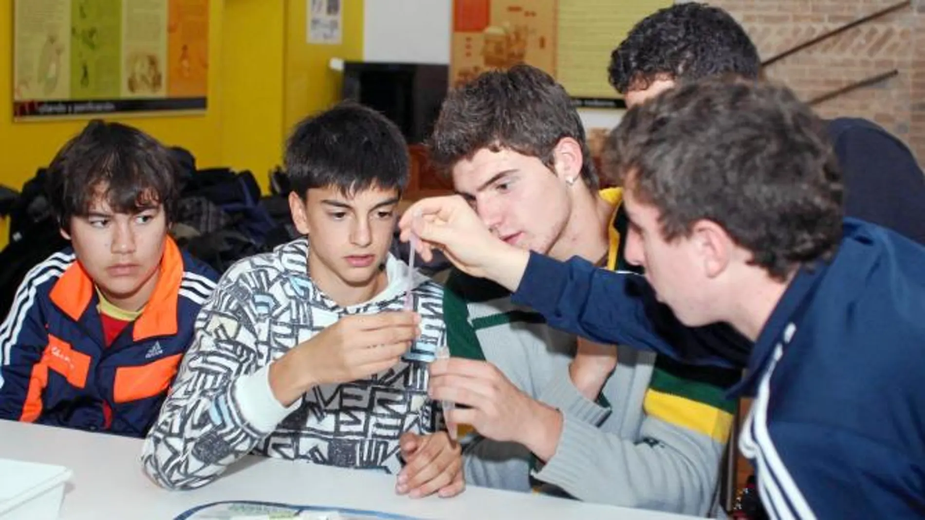 Varios estudiantes hacen pruebas en un laboratorio en la inauguración de la edición del pasado año