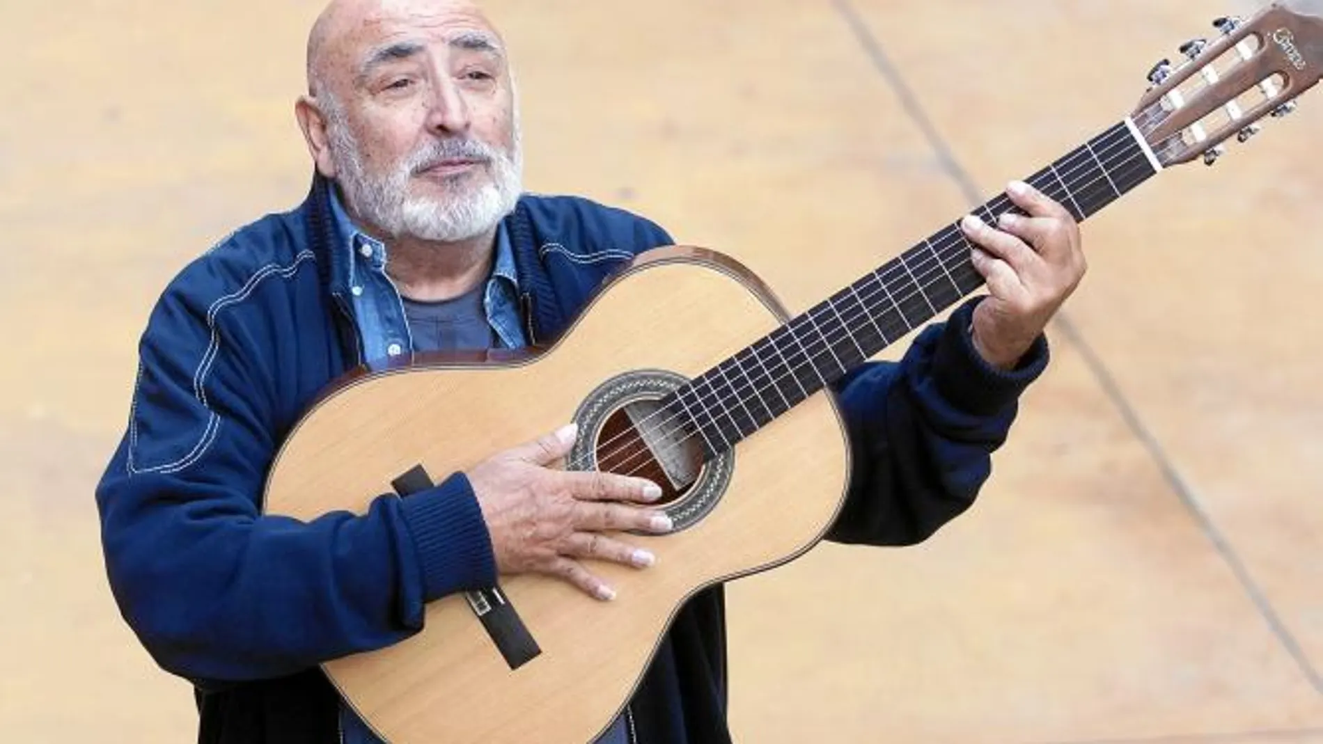 Peret se hizo famoso con su rumba y su sello personal: el volteo de guitarra en directo
