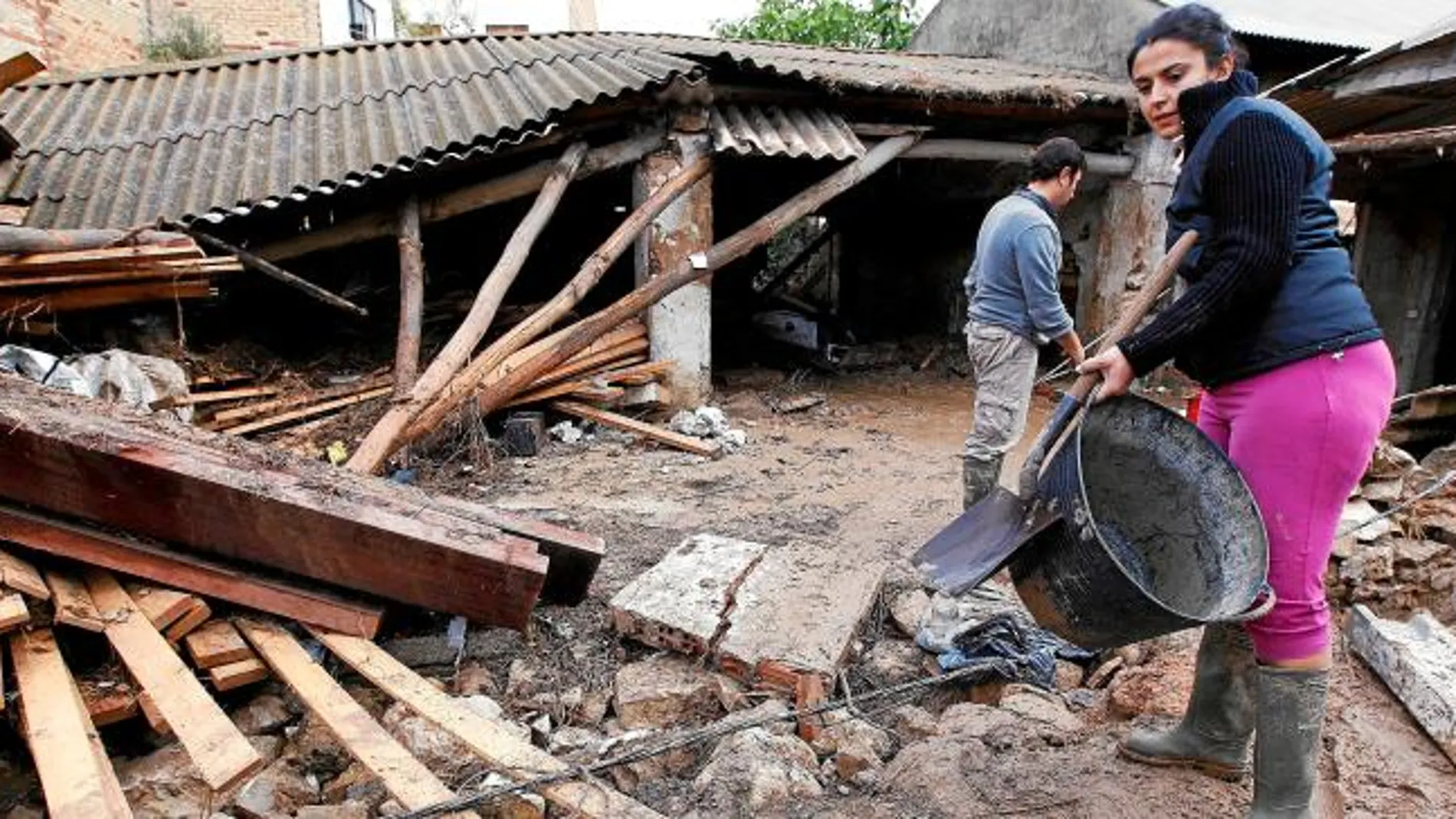 En Villanueva del Trabuco (Málaga), varias personas intentaban recuperar sus casas