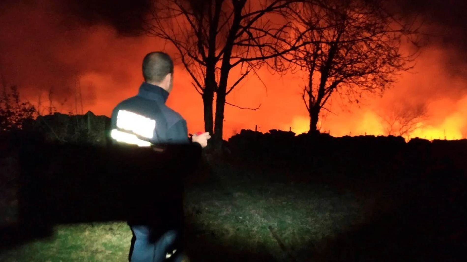 Cantabria registra casi medio centenar de incendios forestales activos, la mayoría provocados, contra los que el Gobierno regional lucha con sus efectivos y con el apoyo de la Unidad Militar de Emergencias (UME) y de aviones y helicópteros del Ejecutivo central