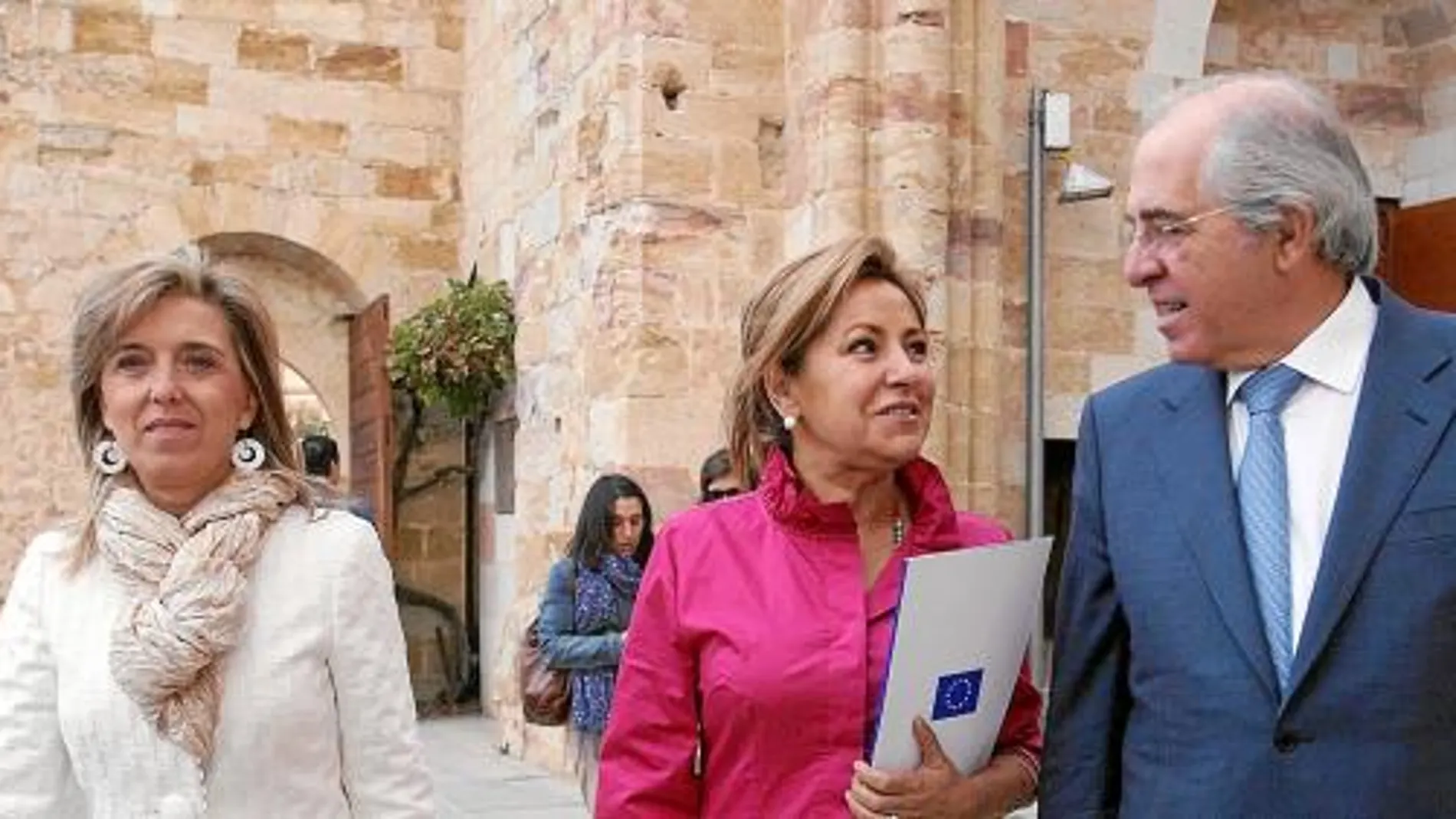 Salgueiro, con la alcaldesa de Zamora, Rosa Valdeón, y José Albino Da Silva, en la sede de la FRAH