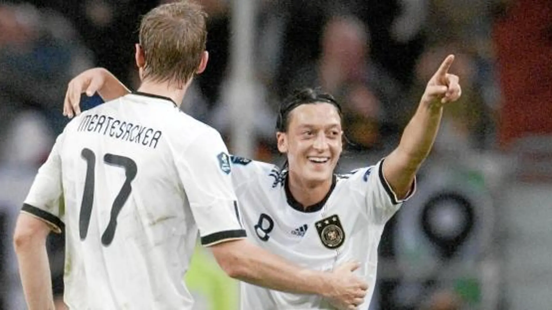Mesut Özil inauguró el marcador ante Bélgica con un gol soberbio a la media hora