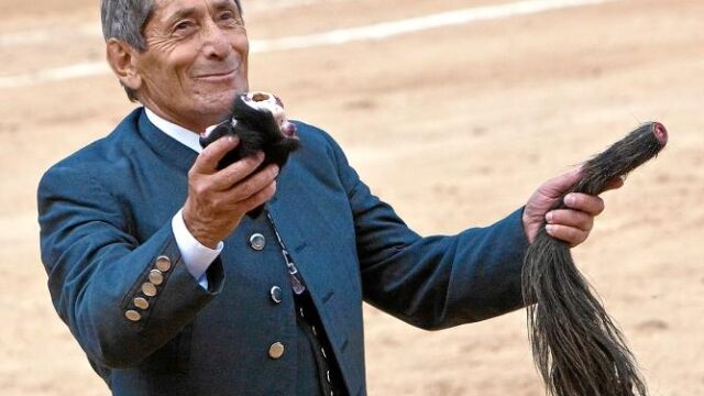 Andrés Vázquez dos orejas y rabo de un Victorino para celebrar los 80 años