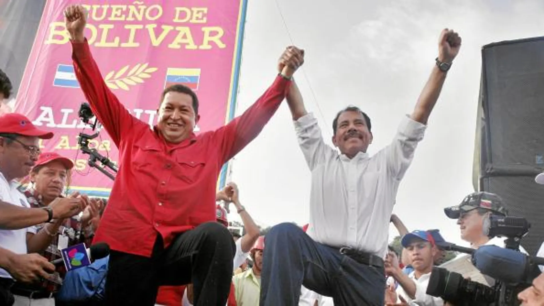 El venezolano Hugo Chávez y el nicaragüense Daniel Ortega colocan la primera piedra de la refinería de Puerto Sandino, el 20 de julio de 2007