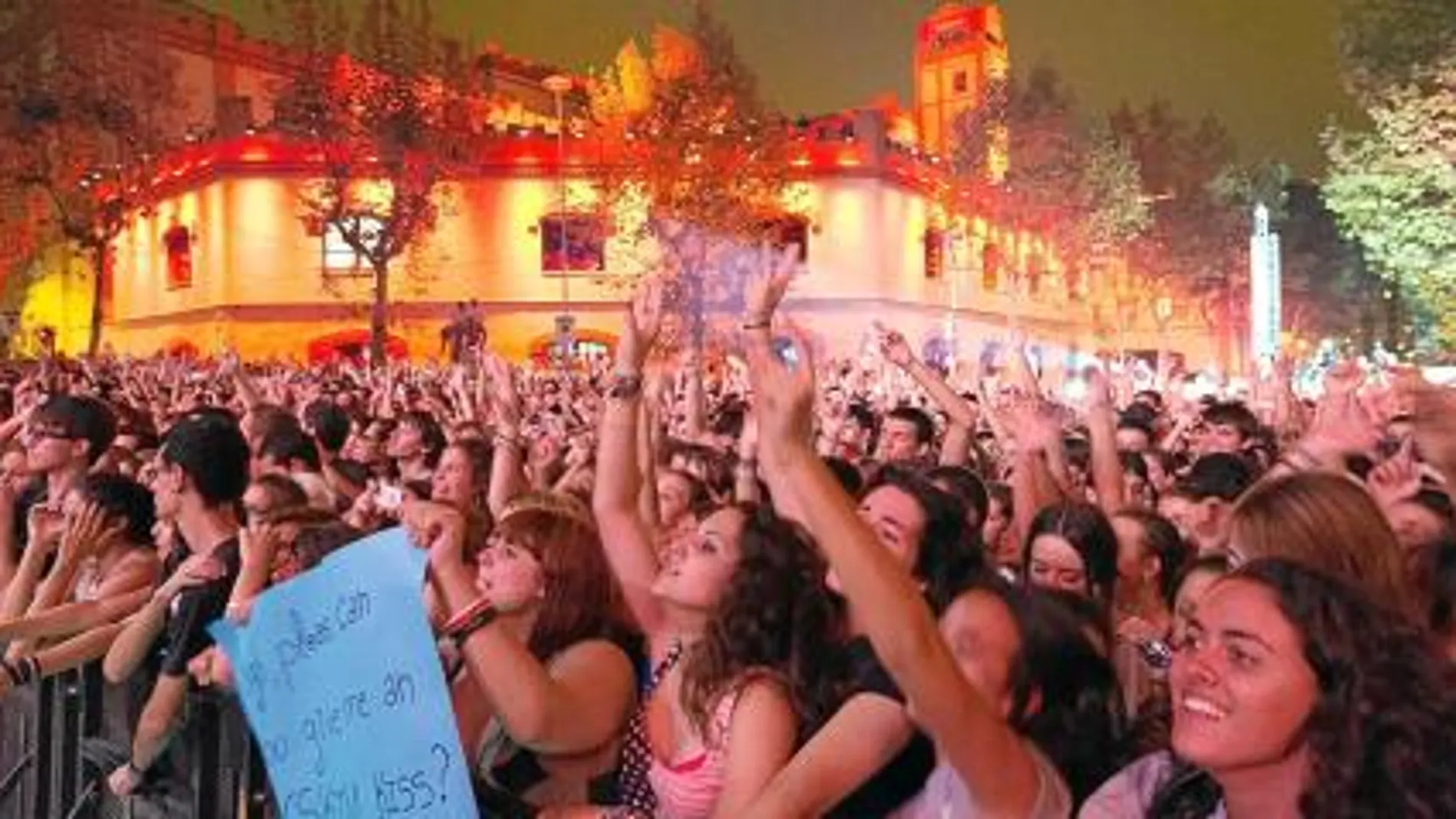 La calle Rosselló se llenó de gente para disfrutar de los conciertos ante la antigua fábrica Estrella Damm