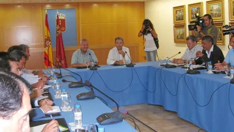 El presidente, Ramón Luis Valcárcel y el consejero Antonio Cerdá (centro) en la primera Mesa de la Agricultura