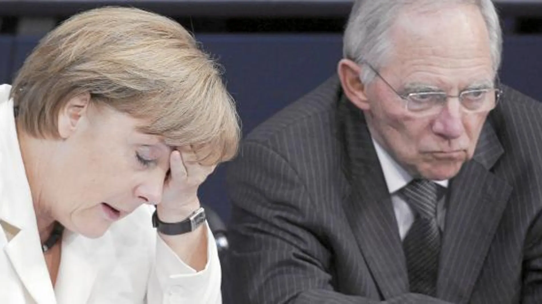 Batería de recursos por las cesiones de Merkel a la UE