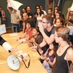 El rector de la Universidad de Murcia, José Antonio Cobacho, intentó coger un megáfono para hablar con los alumnos pero no se lo facilitaron