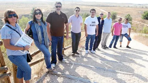 Los vecinos afectados, en los terrenos donde se deberían haber construido las viviendas