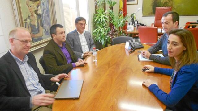 Los concejales Iniesta y Fuentes junto a miembros de Latbus, durante la reunión que mantuvieron ayer