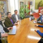 Los concejales Iniesta y Fuentes junto a miembros de Latbus, durante la reunión que mantuvieron ayer