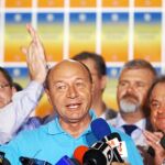 Basescu esquiva su destitución