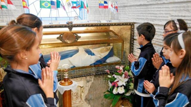 Niños del colegio Madres Concepcionistas rezan ante el cuerpo incorrupto de Madre Carmen Sallés