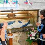 Niños del colegio Madres Concepcionistas rezan ante el cuerpo incorrupto de Madre Carmen Sallés