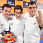 Ricard Camarena, a la izquierda, en la presentación de la guía Repsol, junto a Josean Alija y Ramón Freixa