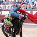 Iván Fandiño, en la brutal voltereta que sufrió al entrar a matar al quinto toro ayer en Las Ventas
