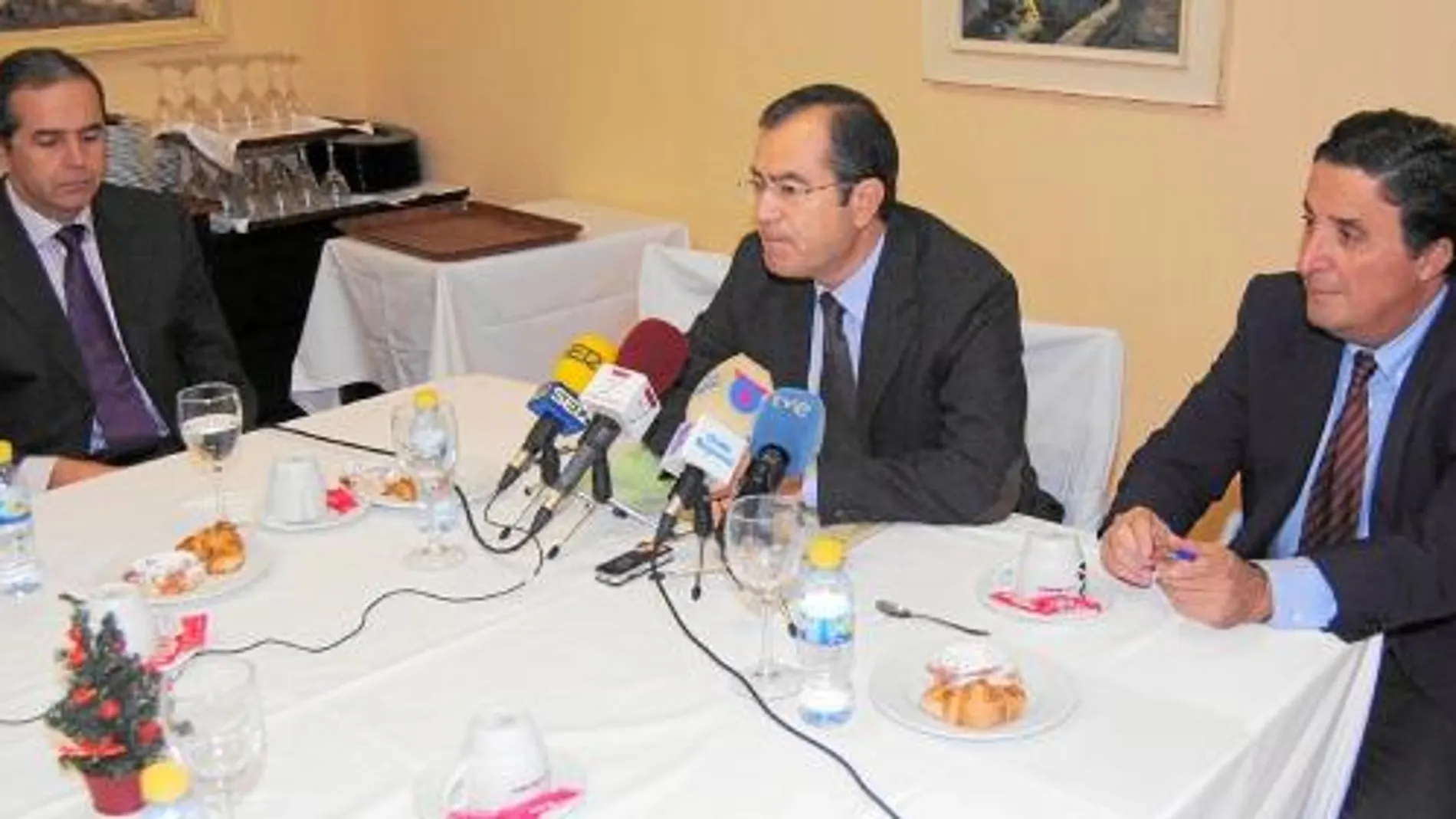 El presidente de la Agrupación de Conserveros y Empresas de Alimentación (Agrupal), José García Gómez (centro), en el balance que realizó ayer