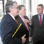 APRETAR AL CONSELLER. De izquierda a derecha, Vela, Boluda y Diego Lorente, director general de la Asociación Valenciana de Empresarios