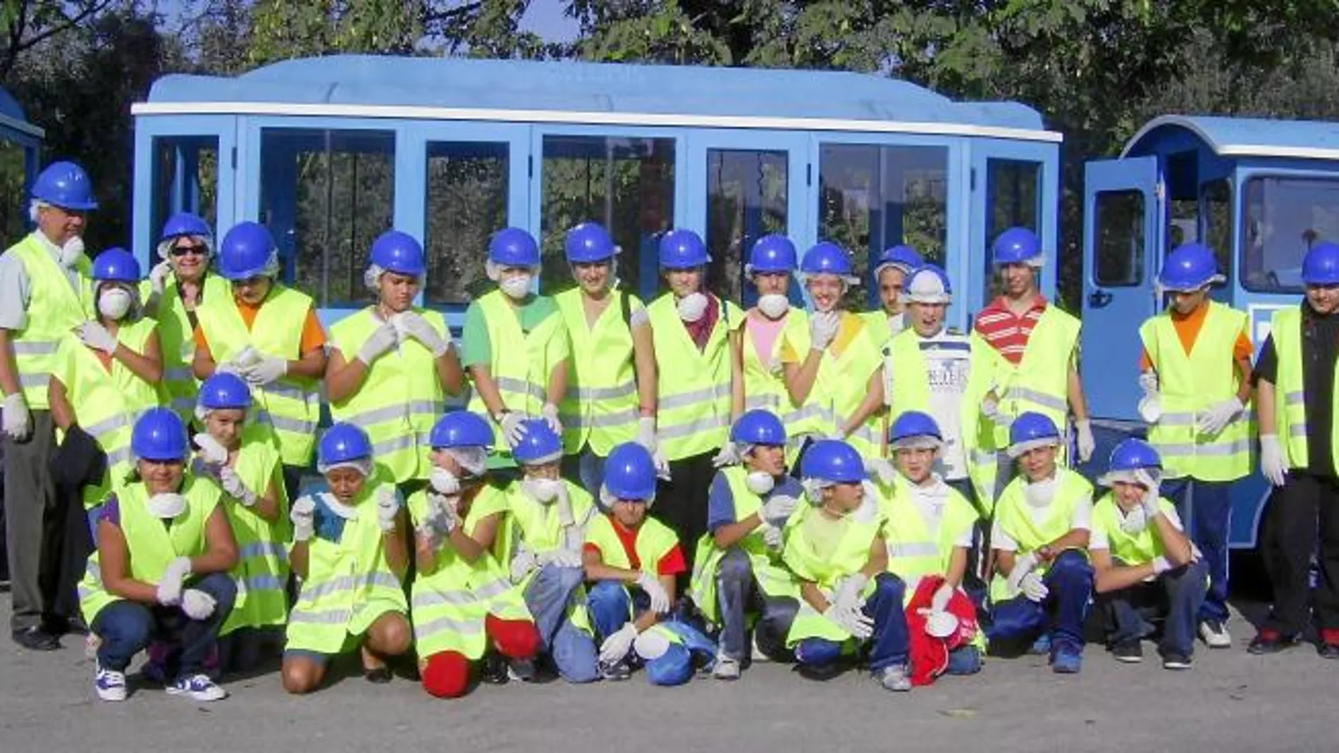 Un grupo de jóvenes conoce los tratamientos de reciclaje que desarrolla Cespa en Cañada Hermosa