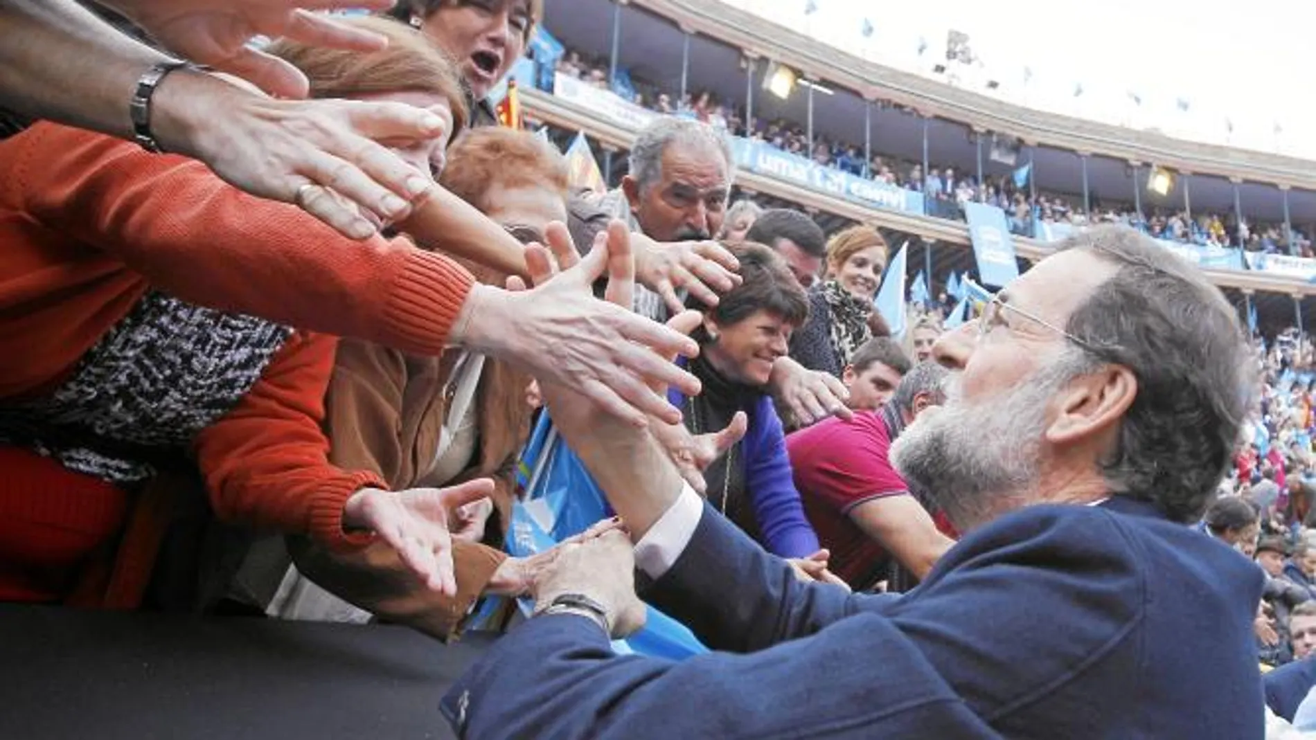 Rajoy recibió ayer el apoyo de la gente en el multitudinario mitin de Valencia