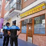 La Policía Municpal de Alcorcón precintó ayer los tres bares por dos años. En la imagen, uno de ellos, el mesón La Cabaña