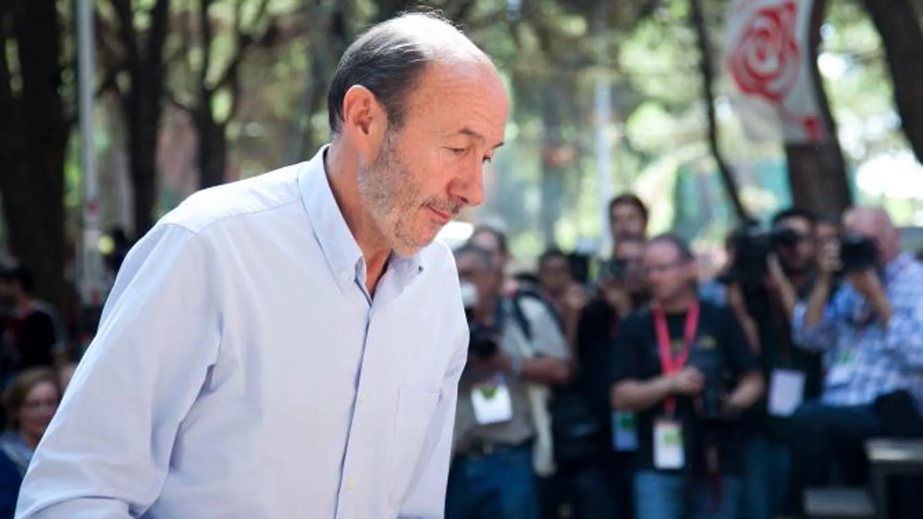 El PSOE se desangra y Rubalcaba enmudece