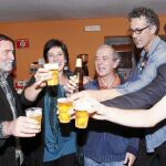 Los parlamentarios de Amaiur brindaron en la noche electoral por sus resultados al Congreso y el Senado