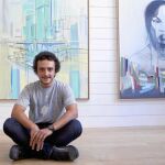 El pintor Lucas Milà en el interior de la galería