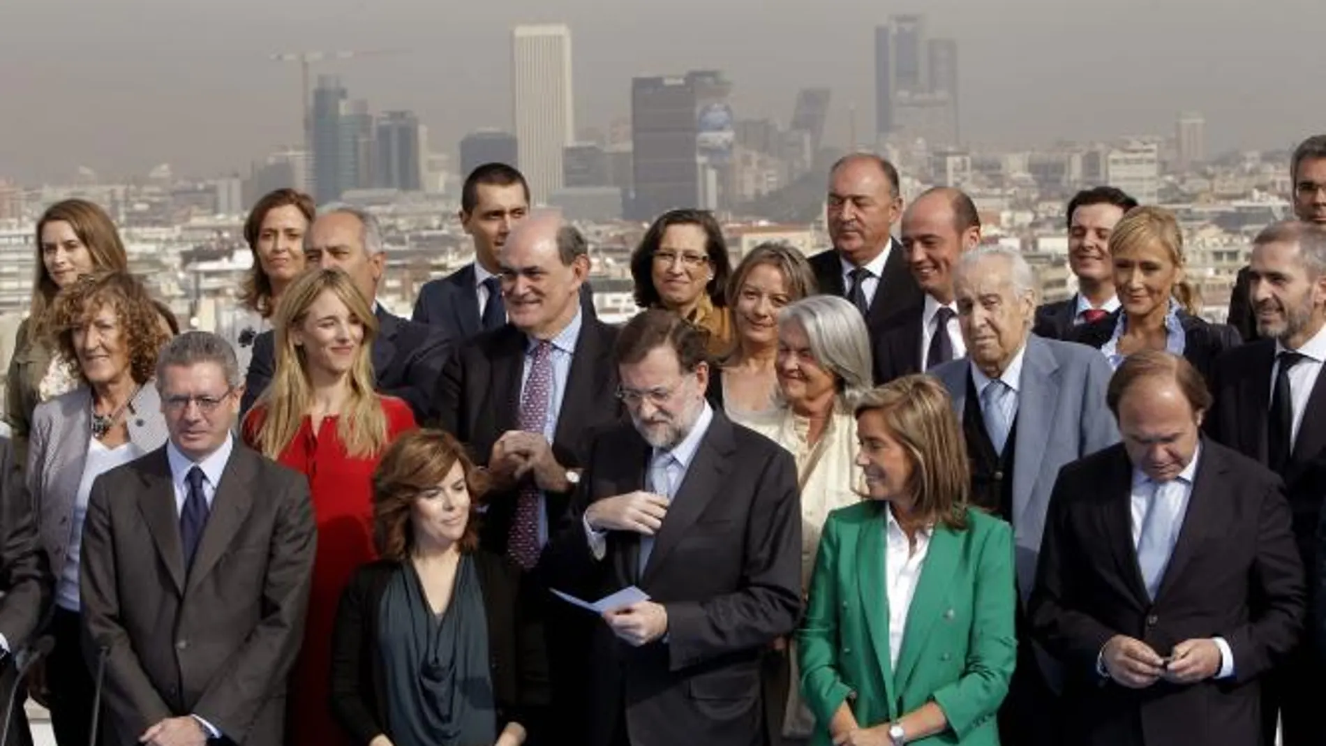 Rajoy pone como ejemplo para afrontar la crisis la gestión de Aguirre
