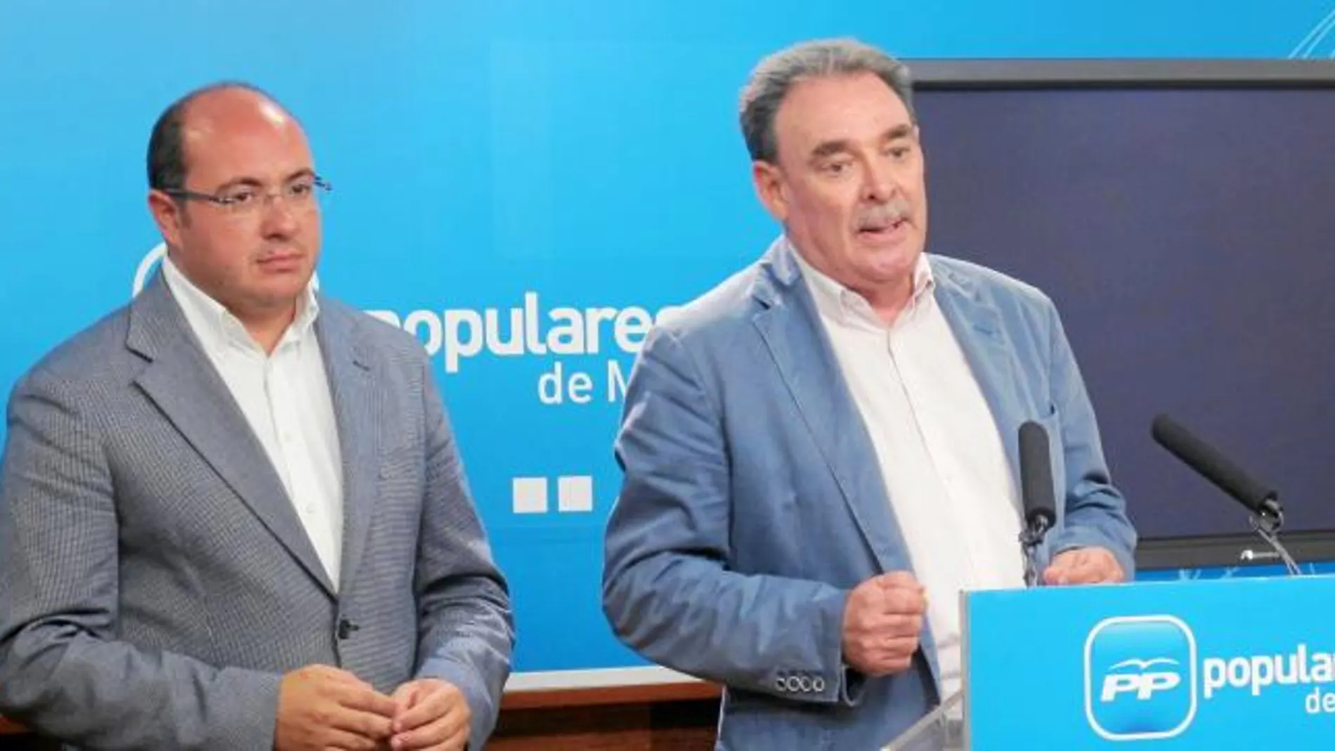 Pedro Antonio Sánchez y José Joaquín Peñarrubia, ayer durante su comparecencia en la sede del PP