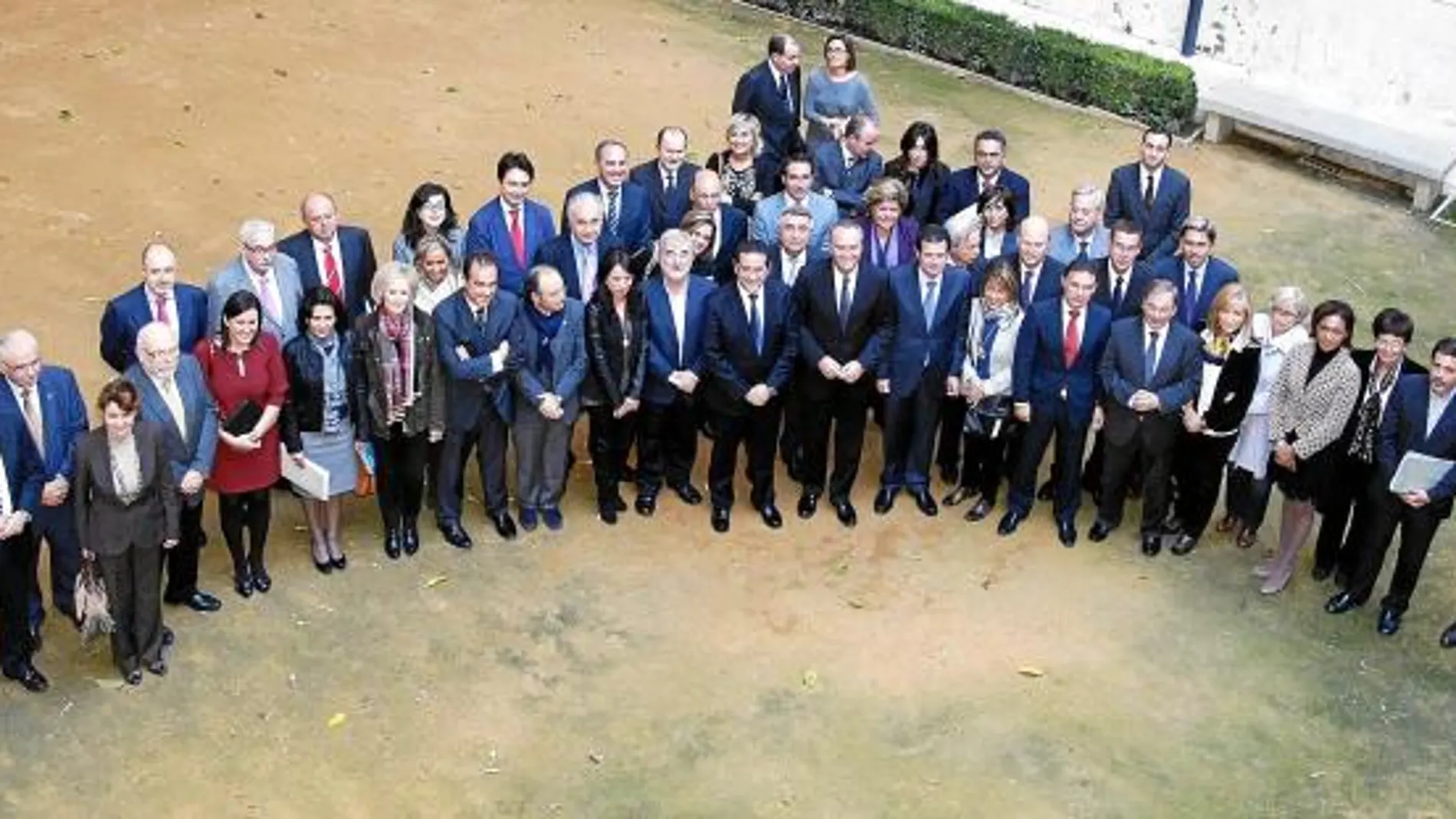 Los diputados del grupo popular de Les Corts, ayer junto al presidente de la Generalitat, Alberto Fabra