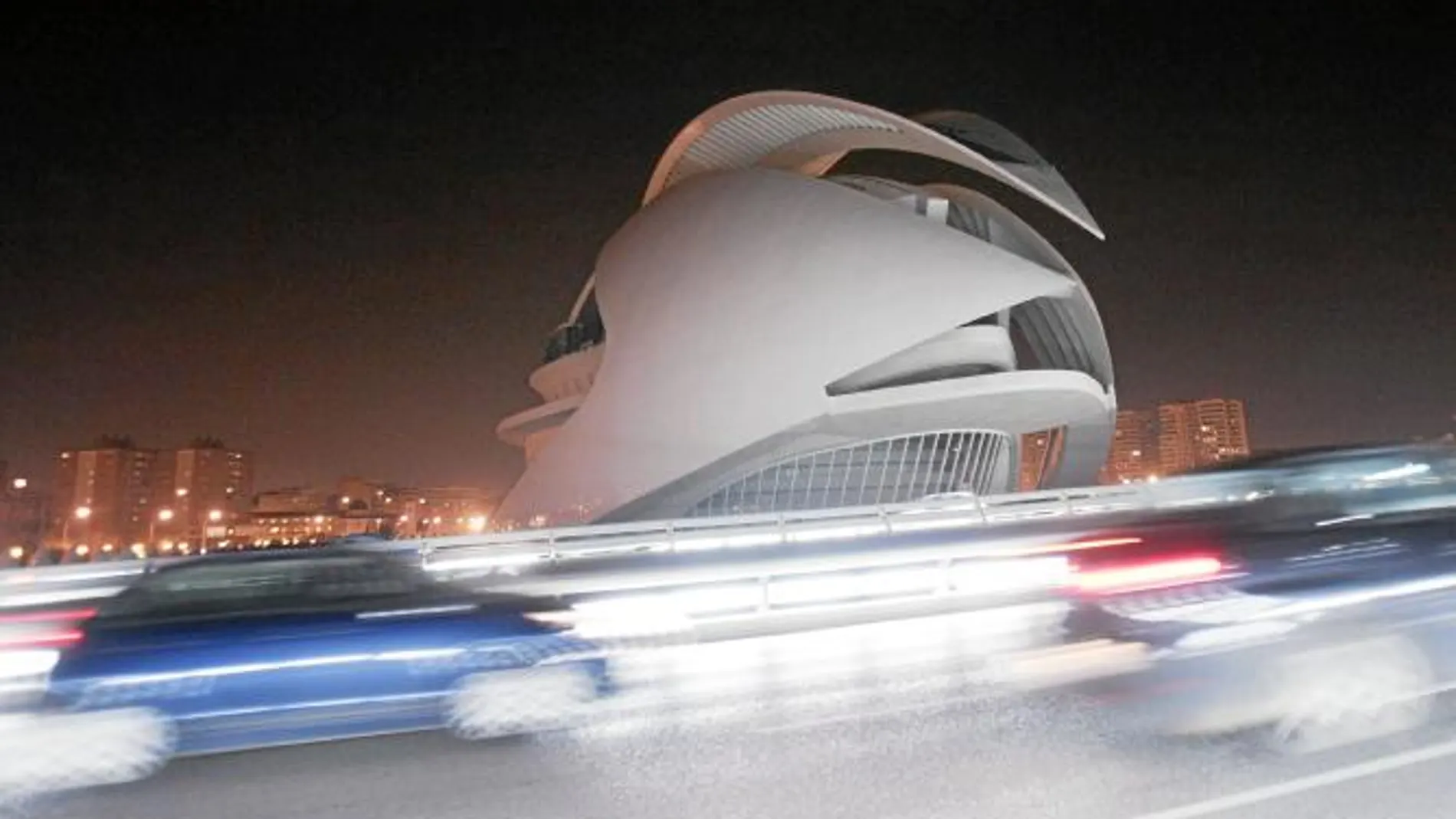 Hermosa imagen nocturna del recinto operístico valenciano