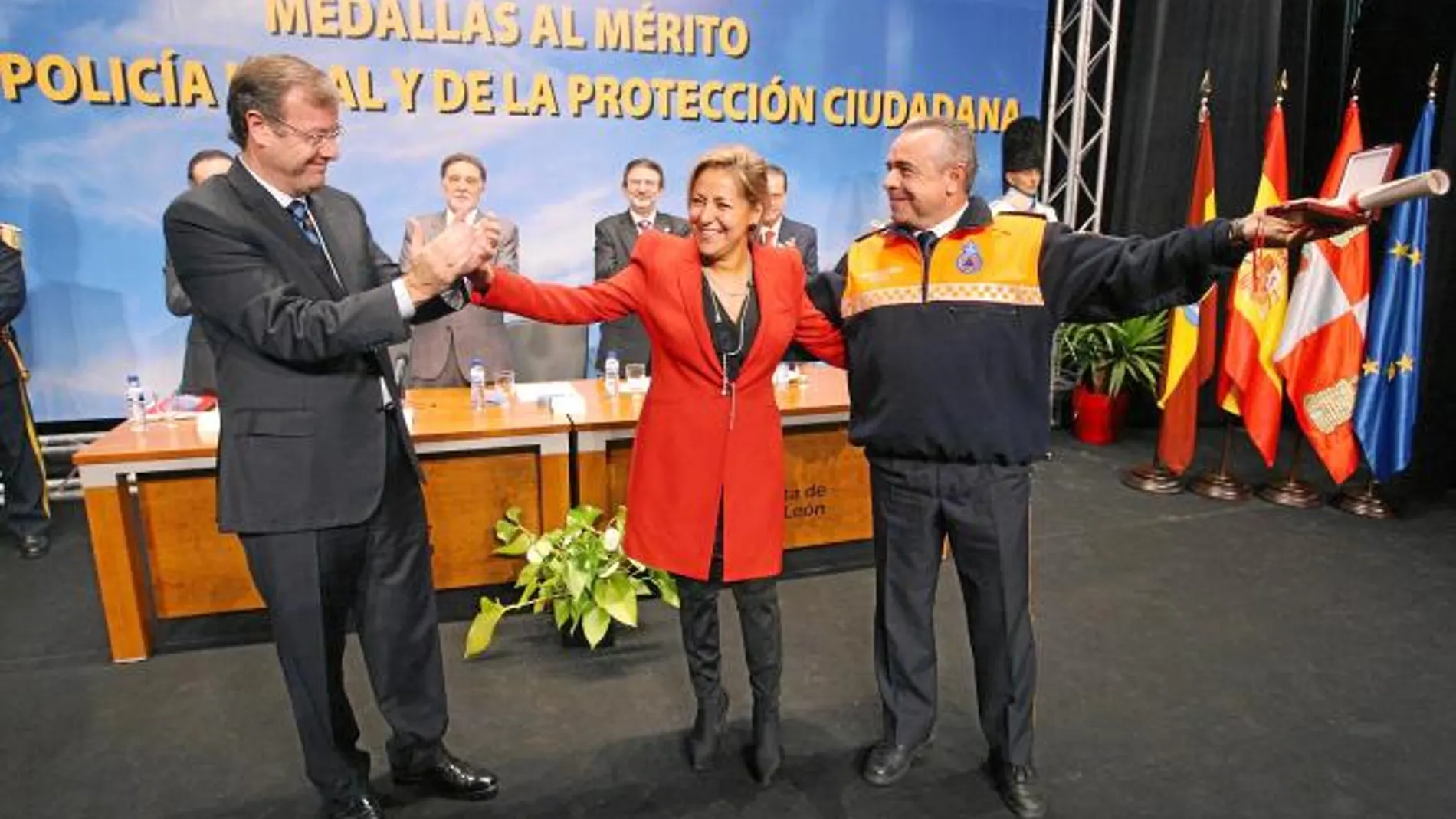 Antonio Silván y Rosa Valdeón entregan la medalla de plata a la Agrupación Municipal de Voluntarios de Protección Civil de Zamora, con Miguel Alejo, en segundo término