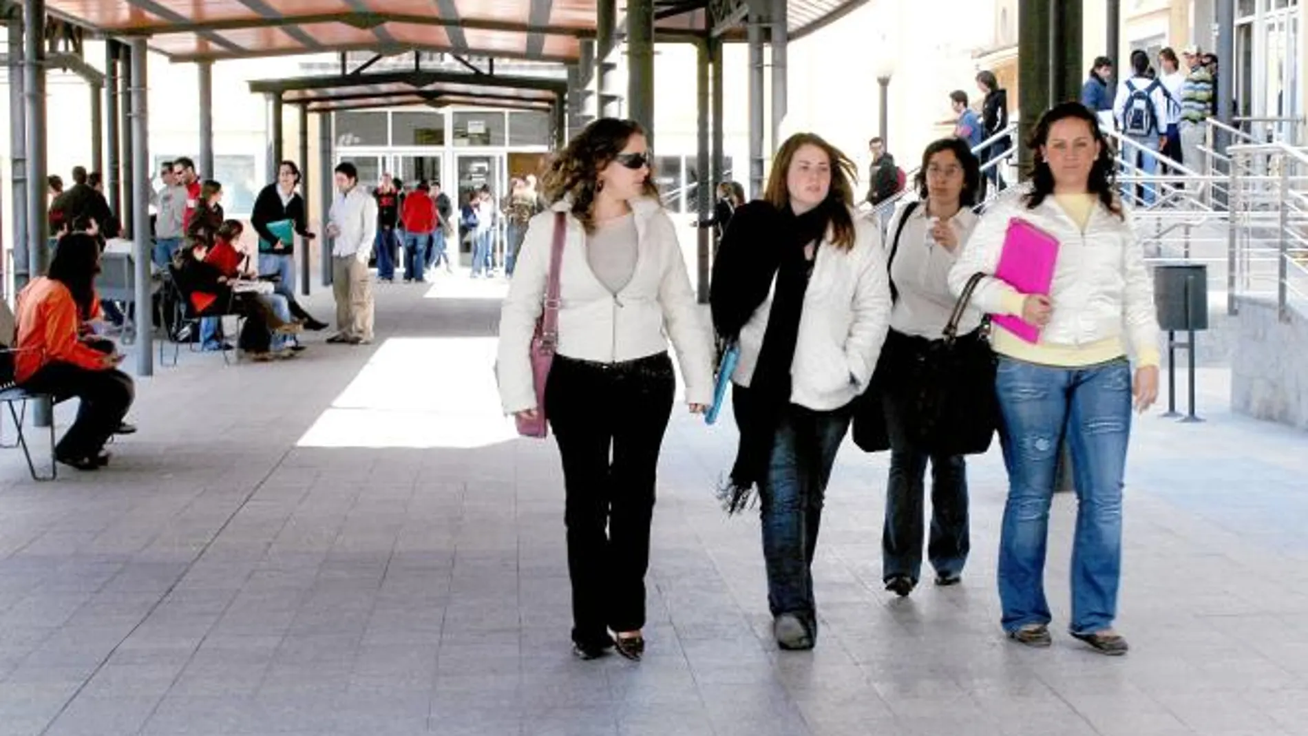 Murcia no reducirá los precios universitarios por ser más bajos que en 2012