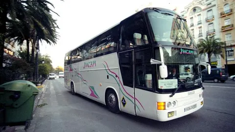 Los escolares fueron transbordados a otro autobús (imagen de archivo)