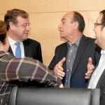 El consejero de Fomento y Medio Ambiente, Antonio Silván charla, antes de comparecer ante la Comisión de Hacienda de las Cortes de Castilla y León, con los socialistas Esther Pérez, Francisco Ramos y Juan Luis Cepa