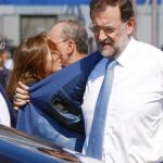 Rajoy se quita la chaqueta, ayer, a su llegada al Palacio de Congresos de Málaga