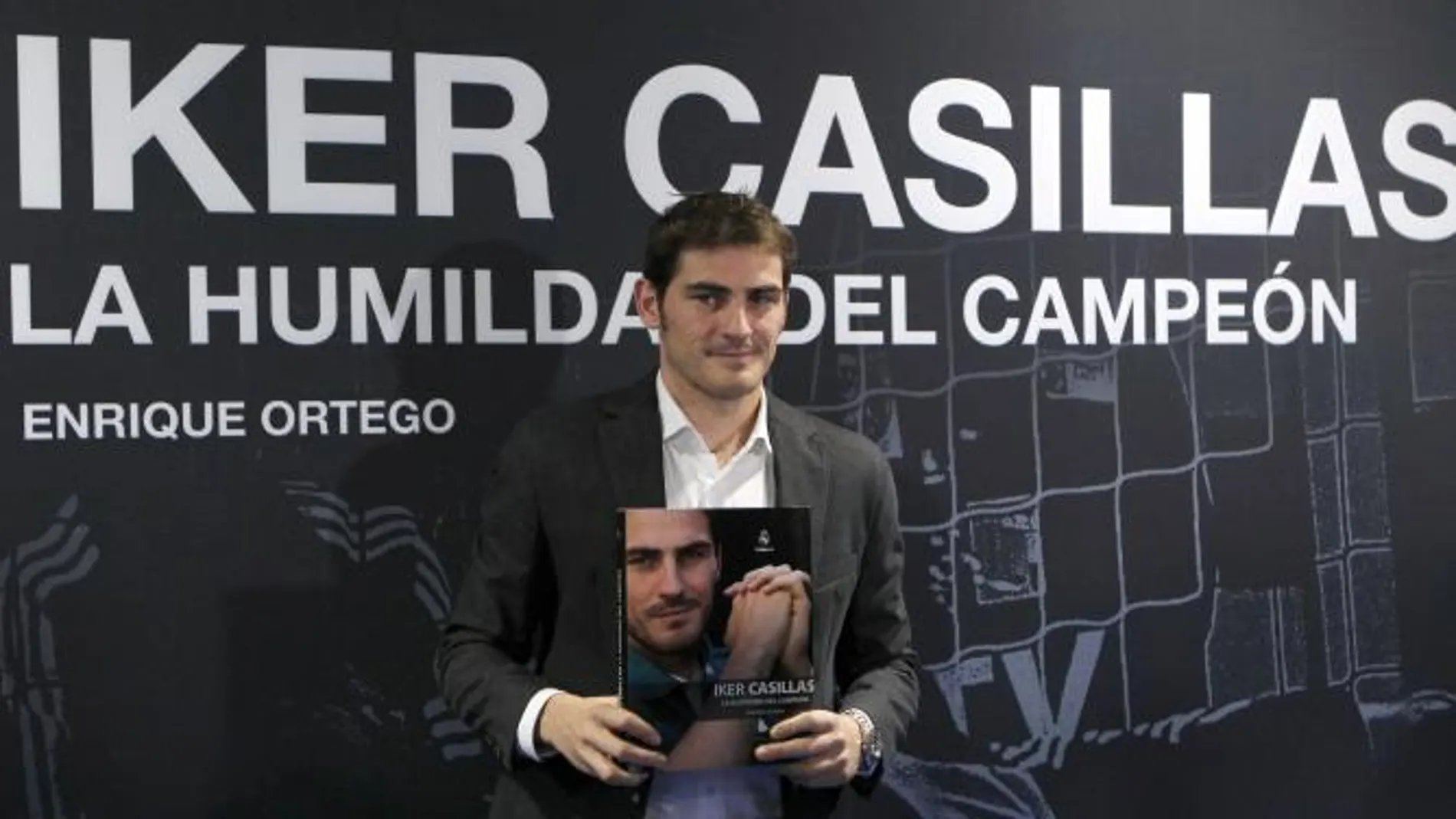 El guardameta y capitán del Real Madrid y de la selección española de fútbol, Iker Casillas, posa con un ejemplar del libro "Iker Casillas. La humildad del campeón"
