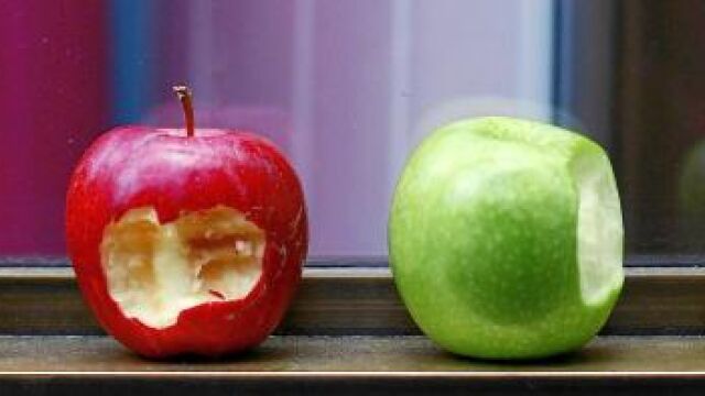 El poder icónico de la manzana mordida de Jobs llegó hasta tal punto, que ayer en todo el planeta le homenajearon con el símbolo. Bajo estas líneas, el escaparate de la tienda Apple de Londres.