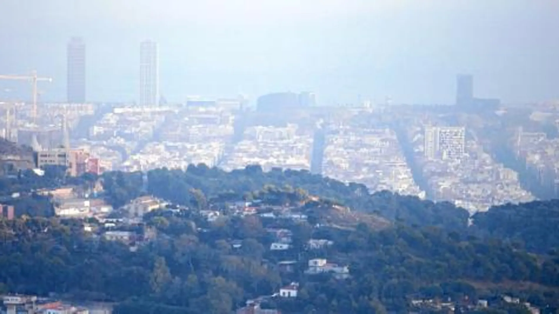 Imagen de la ciudad de Barcelona bajo un manto de contaminación agravada por la ola de polvo sahariano