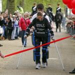 Una mujer con un traje biónico completa el maratón de Londres en 16 días