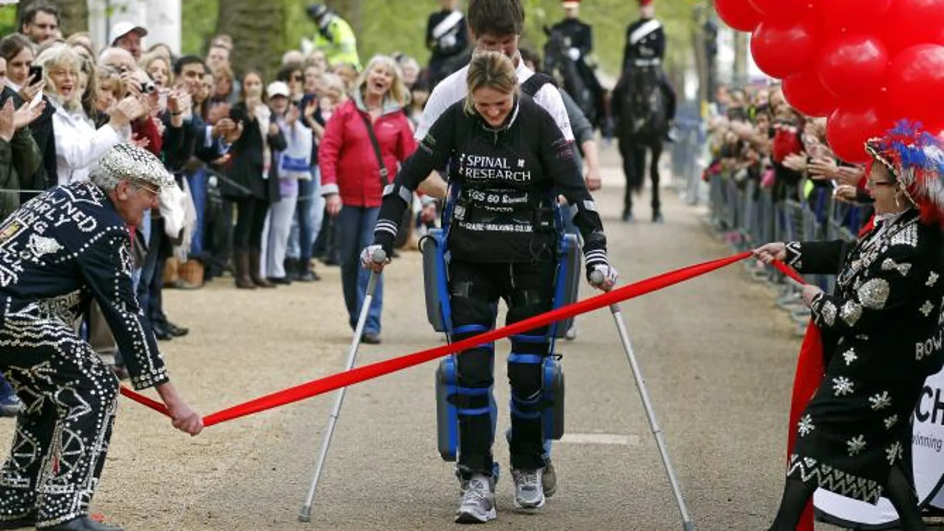 Una mujer con un traje biónico completa el maratón de Londres en 16 días