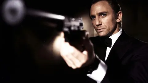 James Bond podría ser nombrado caballero por la Reina de Inglaterra