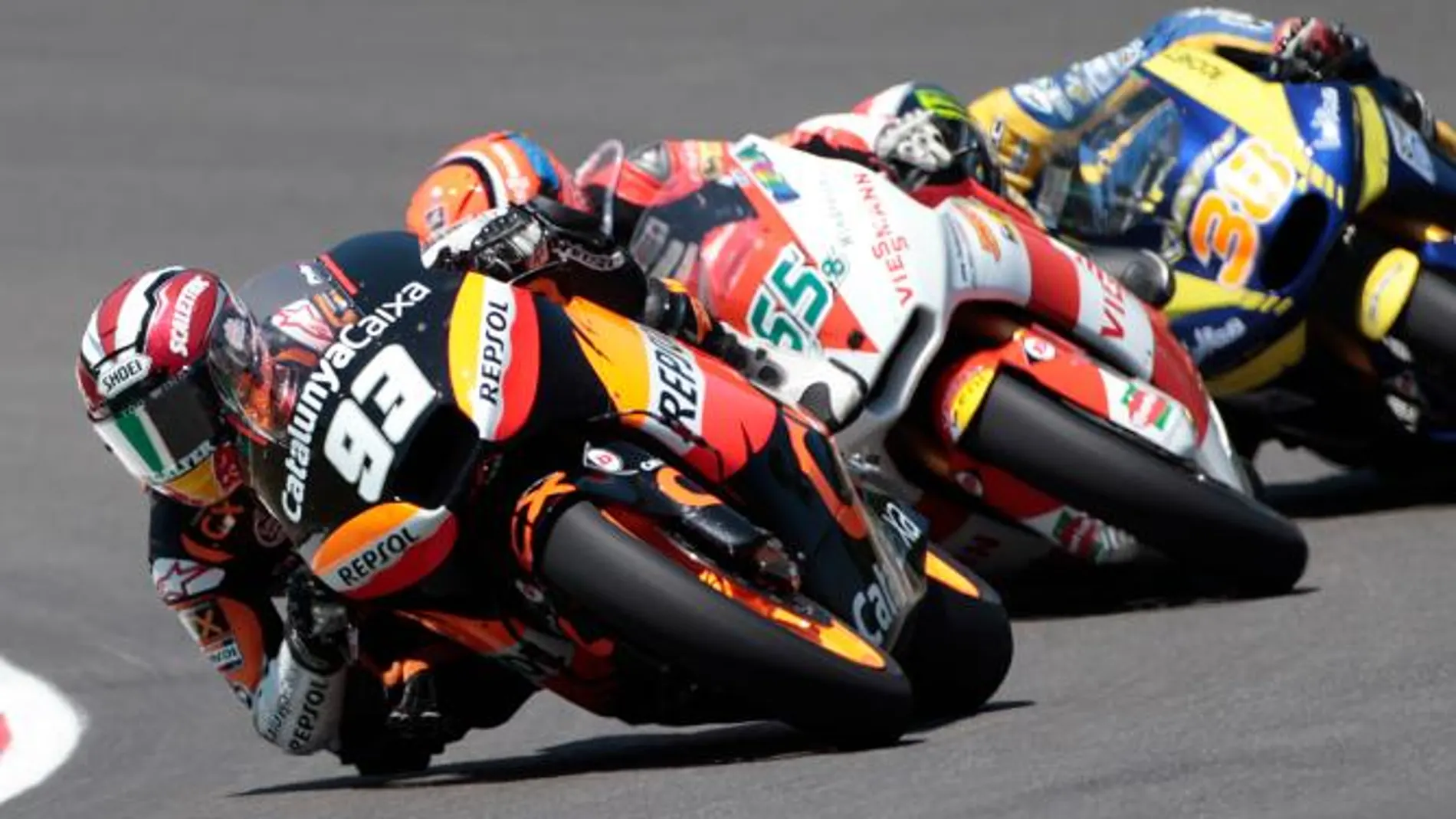 Bradl marca el mejor tiempo, Márquez da la cara y confía en los milagros