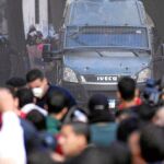 La Policía intenta dispersar la protesta en la plaza Tahrir, ayer en El Cairo