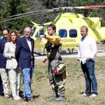 Ramiro Ruiz Medrano escucha las explicaciones de un miembro de la BRIF de Lubia en su visita a esta brigada contra incendios