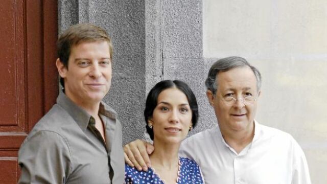 Itziar Miranda junto a dos de los protagonistas de la serie