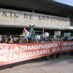 Concentración de trabajadores de la Junta en contra de la reordenación del sector público