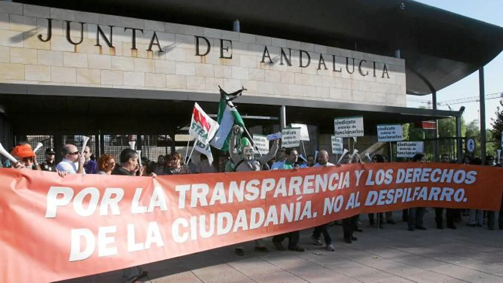 Concentración de trabajadores de la Junta en contra de la reordenación del sector público